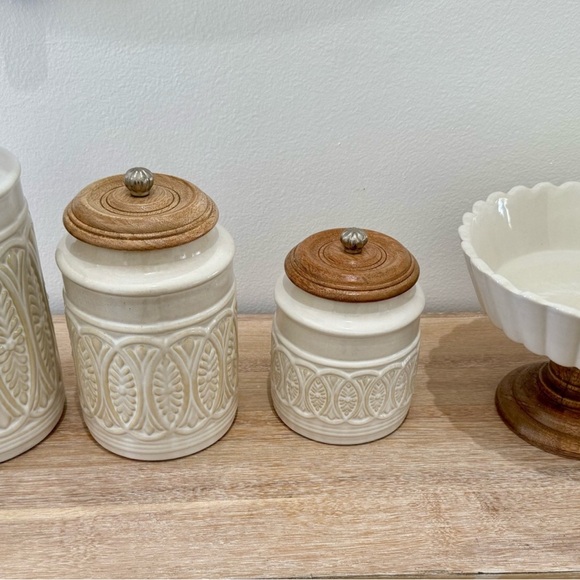 Elegant White Scalloped Pedestal Bowl - Picture 3 of 3